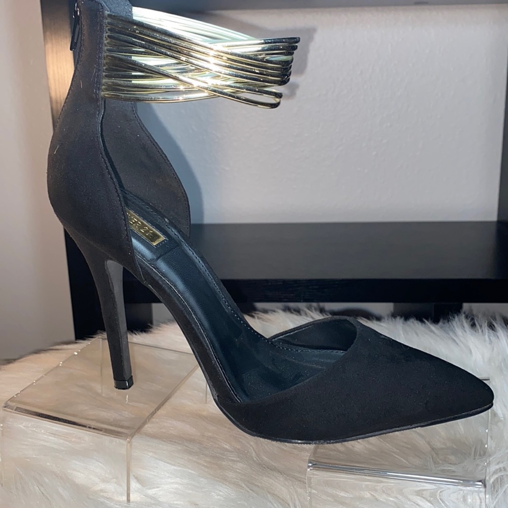 ▪️▪️BLACK POINTY TOE W/MULTIPLE GOLD ANKLE STRAPS▪️▪️